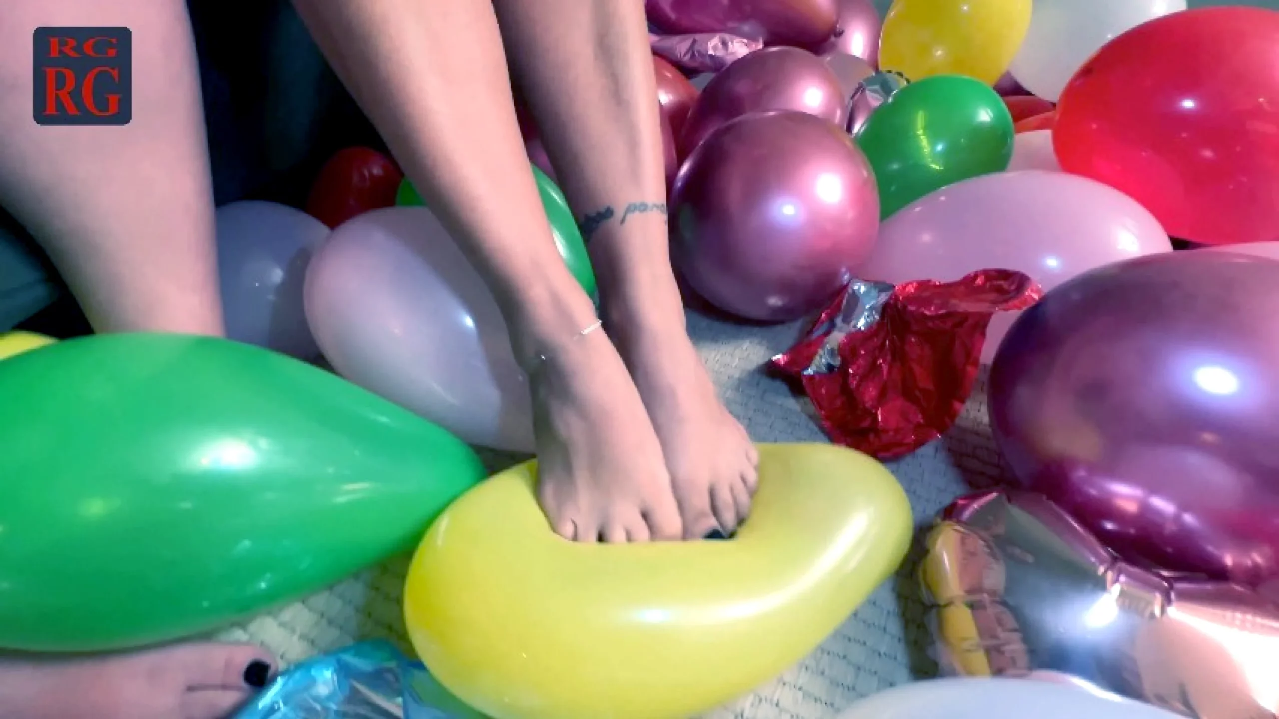 Two Girls Popping Balloons Part 1 - RAYSSA GARCIA DOMME / RAINHA RAYSSA GARCIA - MP4