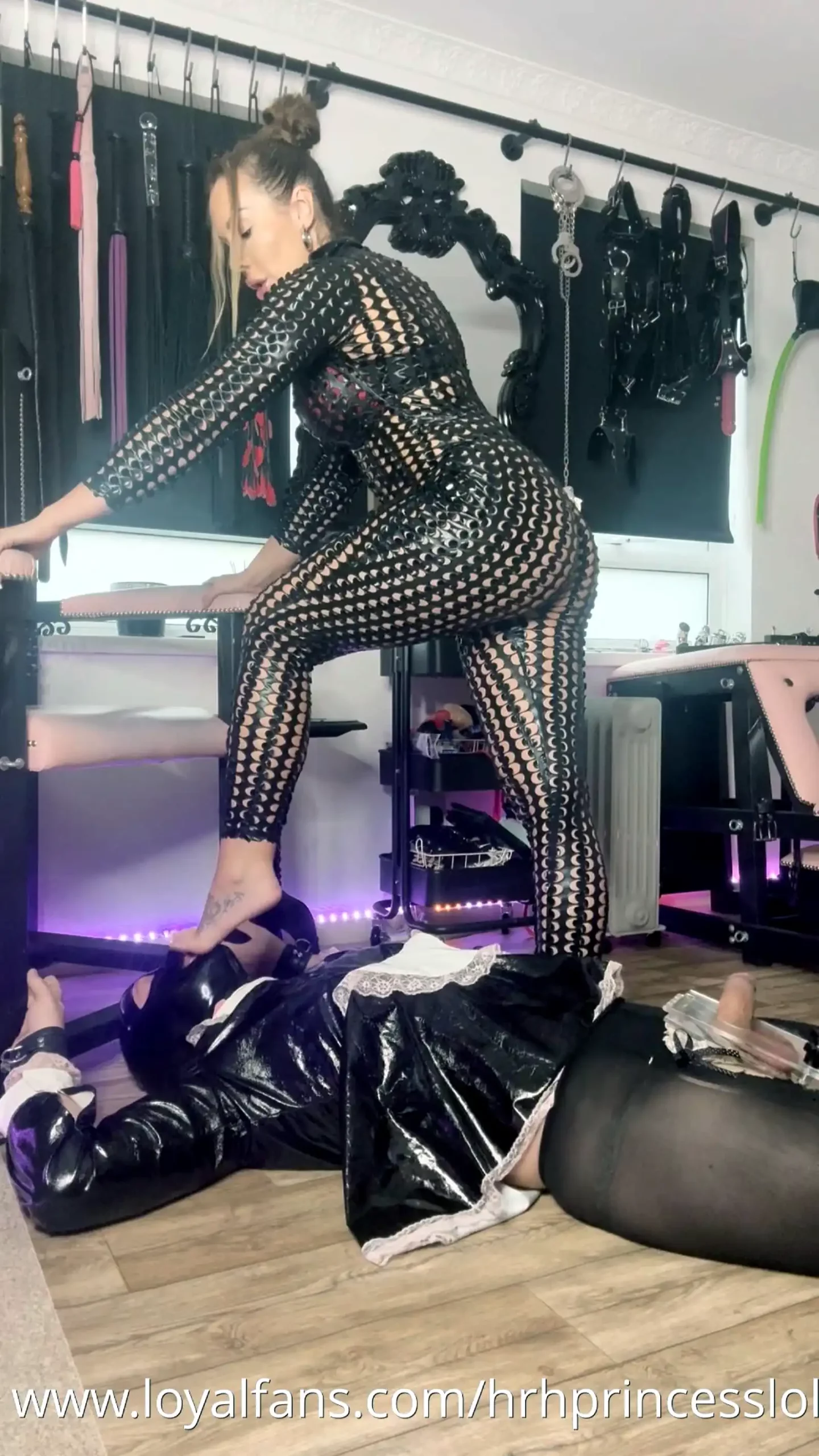 Slave B Was Lucky Enough To Worship My Feet - HRH PRINCESS LOLA - MP4